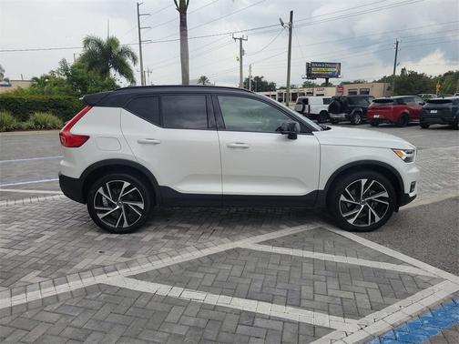 2021 Volvo XC40 T4 R-Design