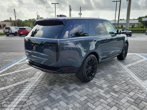 2025 Land Rover Range Rover P530 SE