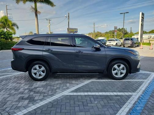 2022 Toyota Highlander LE
