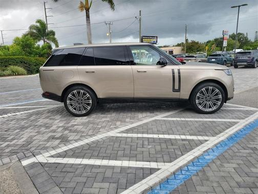 2025 Land Rover Range Rover P530 SE 7 Seat