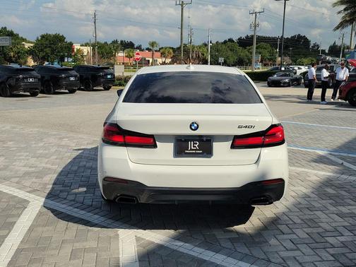 Alpine White 2022 BMW 540 i