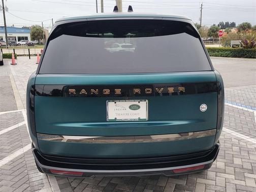 2025 Land Rover Range Rover P615 SV
