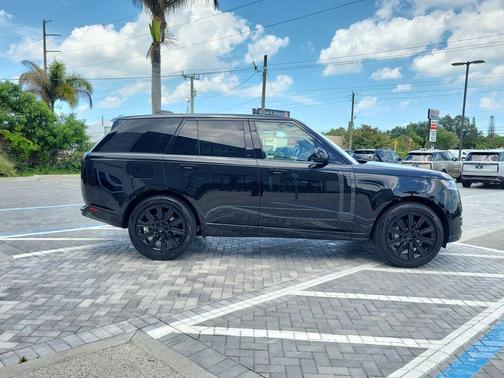 Santorini Black 2026 Land Rover Range Rover P400 SE