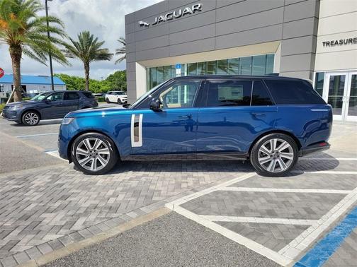 2025 Land Rover Range Rover P615 SV