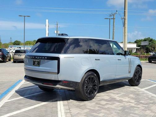 Ionian Silver In Gloss Finish 2026 Land Rover Range Rover P400 SE 7 Seat