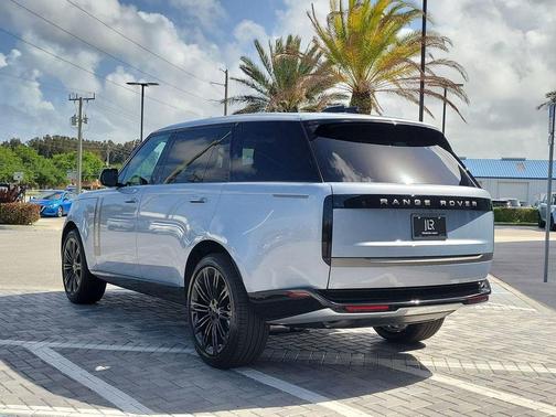 Ionian Silver In Gloss Finish 2026 Land Rover Range Rover P400 SE 7 Seat