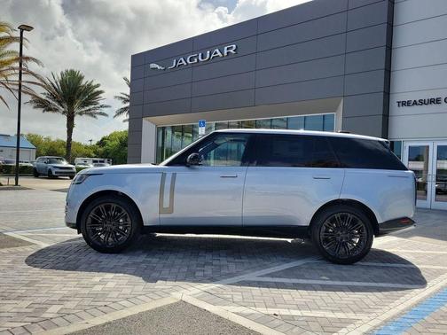 Ionian Silver In Gloss Finish 2026 Land Rover Range Rover P400 SE 7 Seat