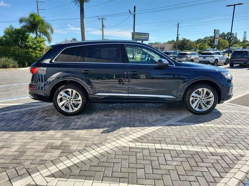 2023 Audi Q7 45 Premium Plus