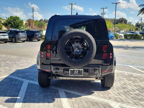 2024 Land Rover Defender P400 X-Dynamic SE