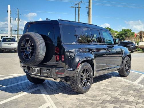 2024 Land Rover Defender P400 X-Dynamic SE