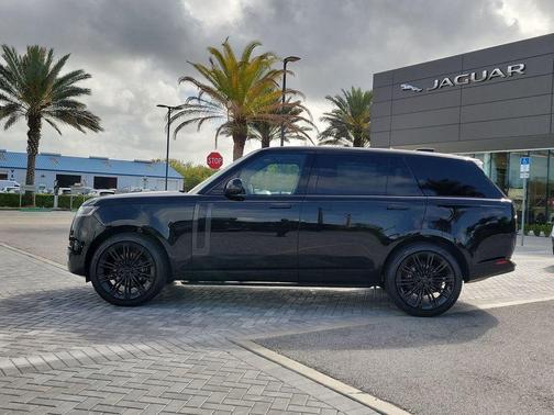 Obsidian Black In Gloss Finish 2026 Land Rover Range Rover P400 SE 7 Seat