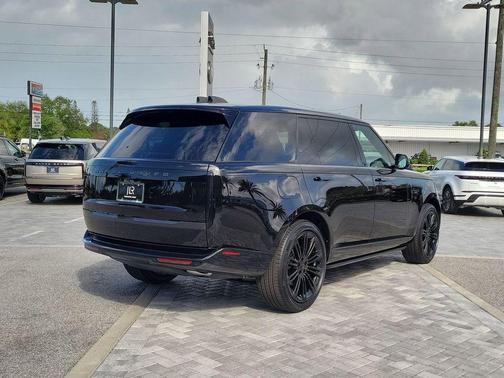 Obsidian Black In Gloss Finish 2026 Land Rover Range Rover P400 SE 7 Seat