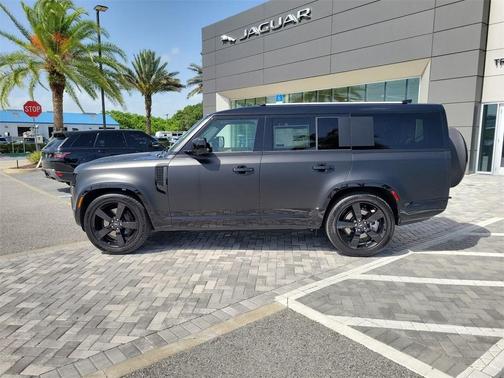 2025 Land Rover Defender P400 X-Dynamic SE