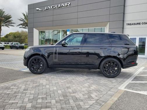 Santorini Black 2026 Land Rover Range Rover P550e SE