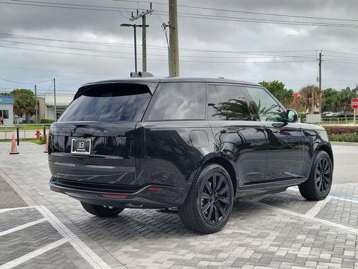 Santorini Black 2026 Land Rover Range Rover P550e SE