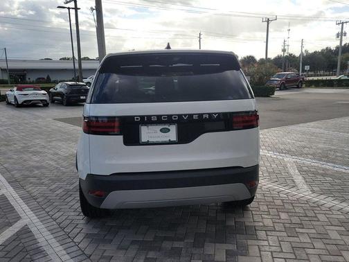 Fuji White 2025 Land Rover Discovery P300 S