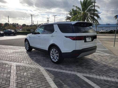 Fuji White 2025 Land Rover Discovery P300 S