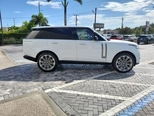 2025 Land Rover Range Rover P530 SE