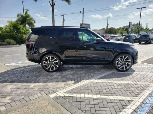 Santorini Black 2025 Land Rover Discovery P300 Dynamic SE