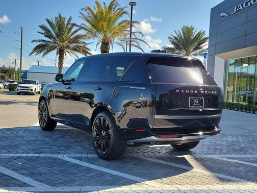 Santorini Black 2026 Land Rover Range Rover P530 SE 7 Seat