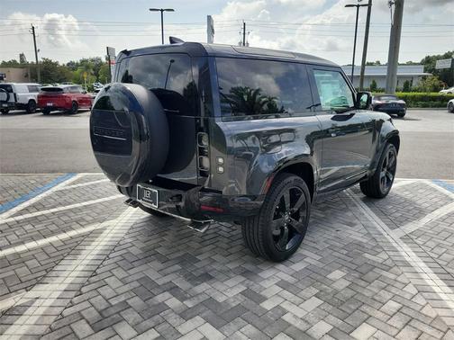 2025 Land Rover Defender 90 V8