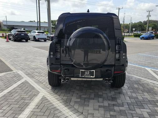 2025 Land Rover Defender 90 V8