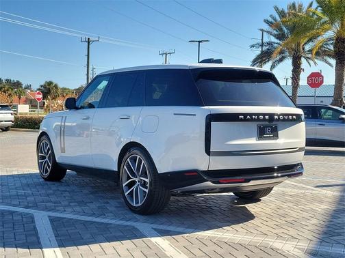 2026 Land Rover Range Rover P550e SE