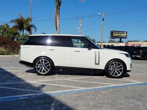 2026 Land Rover Range Rover P550e SE