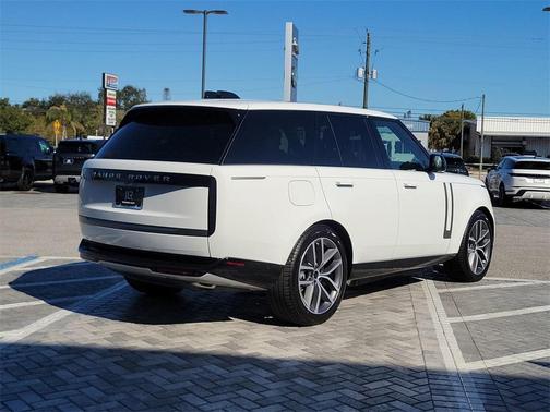 2026 Land Rover Range Rover P550e SE