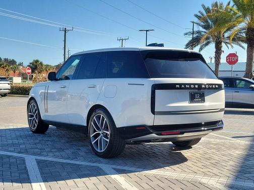 Fuji White 2026 Land Rover Range Rover P550e SE