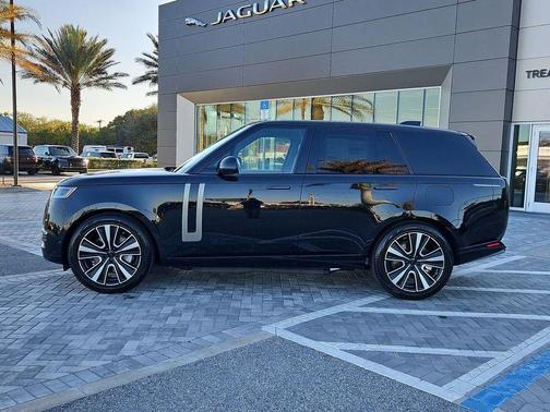 Santorini Black 2026 Land Rover Range Rover P550e SE