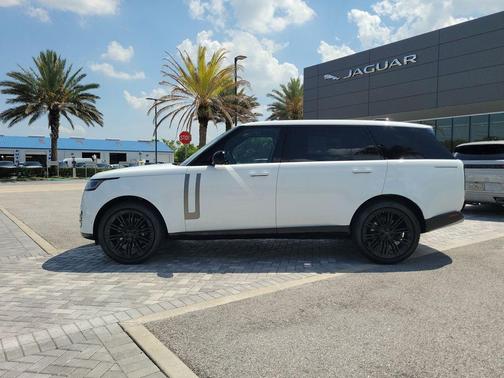 Fuji White 2026 Land Rover Range Rover P400 SE 7 Seat
