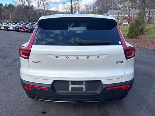 2024 Volvo XC40 B5 Plus Dark Theme