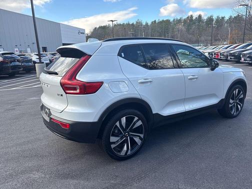 2024 Volvo XC40 B5 Plus Dark Theme