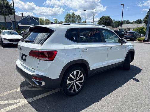 Pure White 2022 Volkswagen Taos 1.5T SE