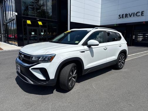 Pure White 2022 Volkswagen Taos 1.5T SE