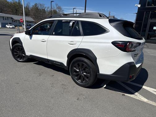 Crystal White Pearl 2025 Subaru Outback Onyx Edition