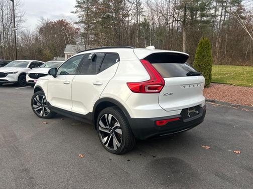2024 Volvo XC40 B5 Plus Dark Theme