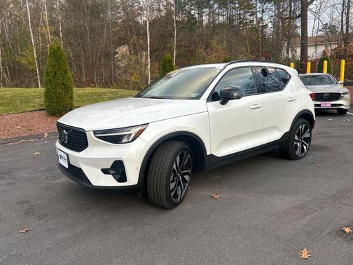 2024 Volvo XC40 B5 Plus Dark Theme