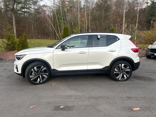 2024 Volvo XC40 B5 Plus Dark Theme