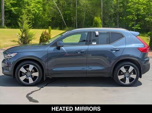 2022 Volvo XC40 T5 Momentum