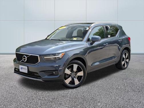 2022 Volvo XC40 T5 Momentum