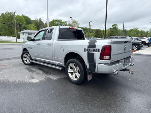 Brilliant Black Crystal Pearlcoat 2016 RAM 1500 Sport