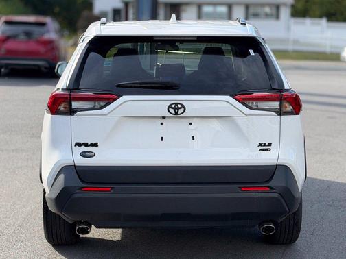 Ice Cap 2025 Toyota RAV4 XLE
