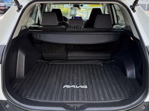 Ice Cap 2025 Toyota RAV4 XLE