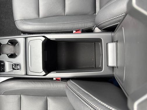 Fjord Blue Metallic 2025 Volvo XC40 B5 Core Bright Theme