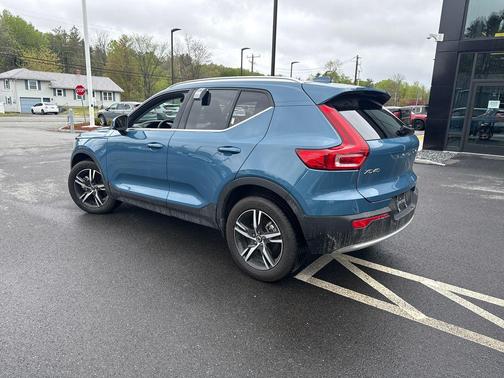 Fjord Blue Metallic 2025 Volvo XC40 B5 Core Bright Theme