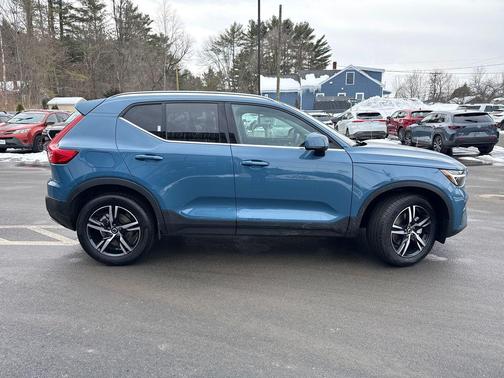 2025 Volvo XC40 B5 Core Bright Theme