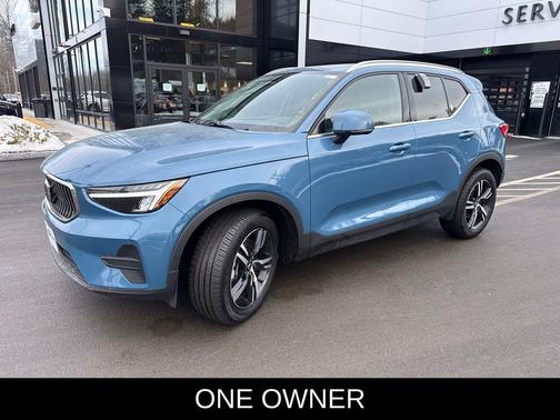 2025 Volvo XC40 B5 Core Bright Theme
