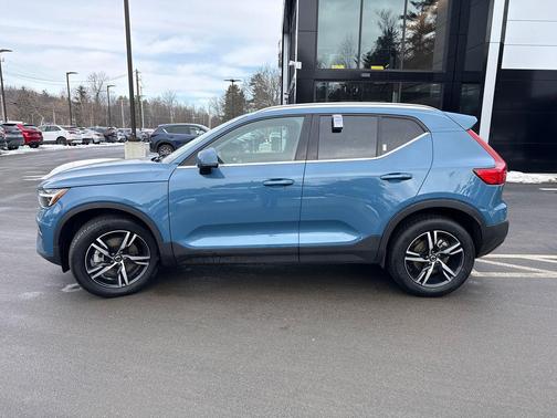 2025 Volvo XC40 B5 Core Bright Theme